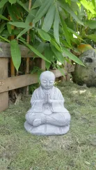 Rokesh - Sitzender betender Mönch, 35cm H | Steinguss 